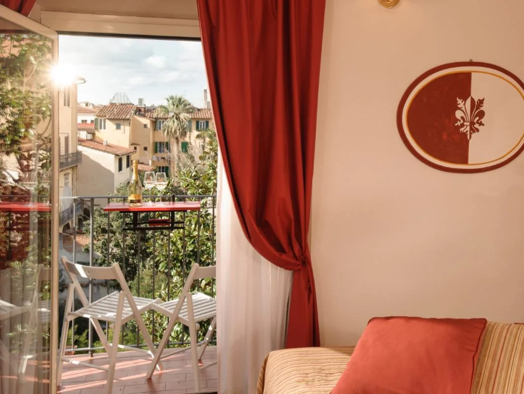 Habitación con balcón y vistas a la ciudad.