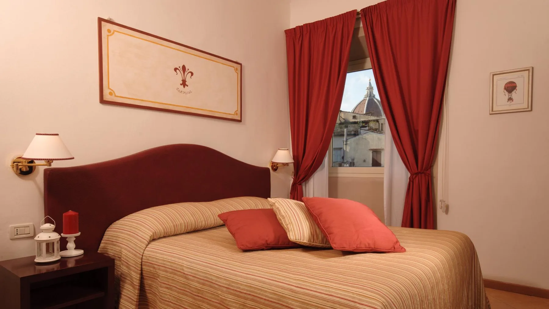 Habitación con cama doble y vistas a una cúpula histórica.