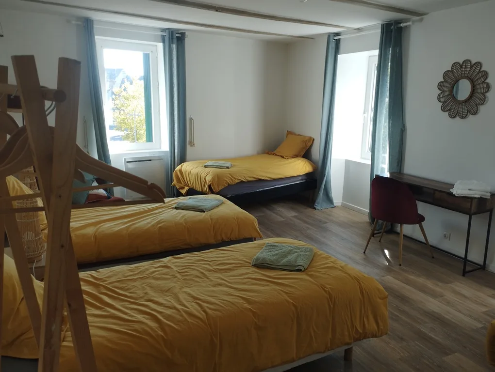 Dos camas individuales en una habitación de huéspedes