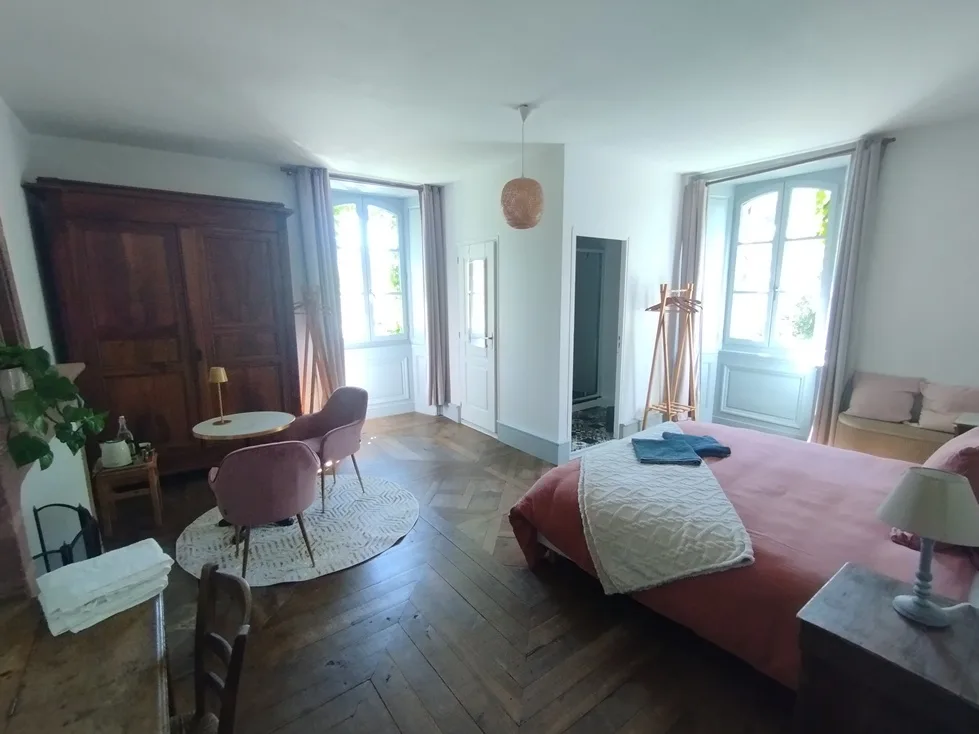 Detalles de madera y piedra en la habitación