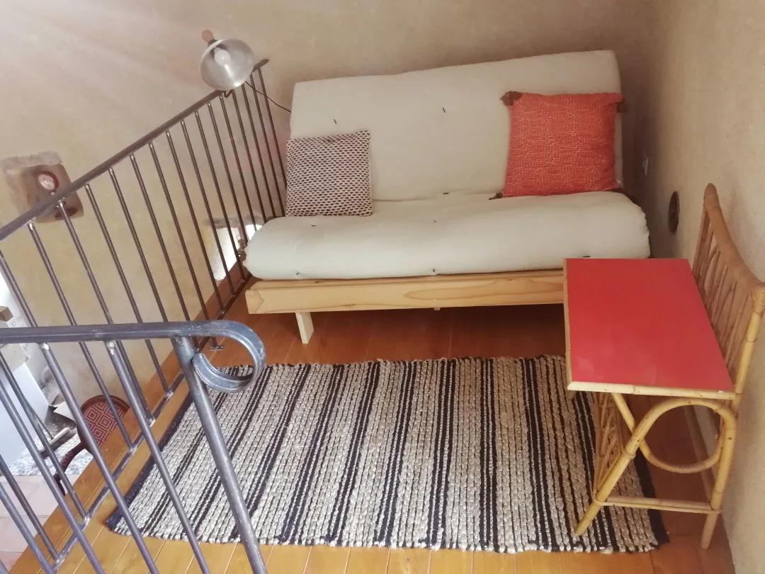 Entreplanta de la habitación Feu con zona de estar y futón