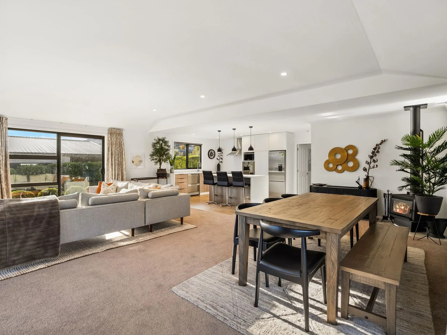 A living room with a dining area and kitchen at Mako Haven - Mountain Outlook in Wanaka