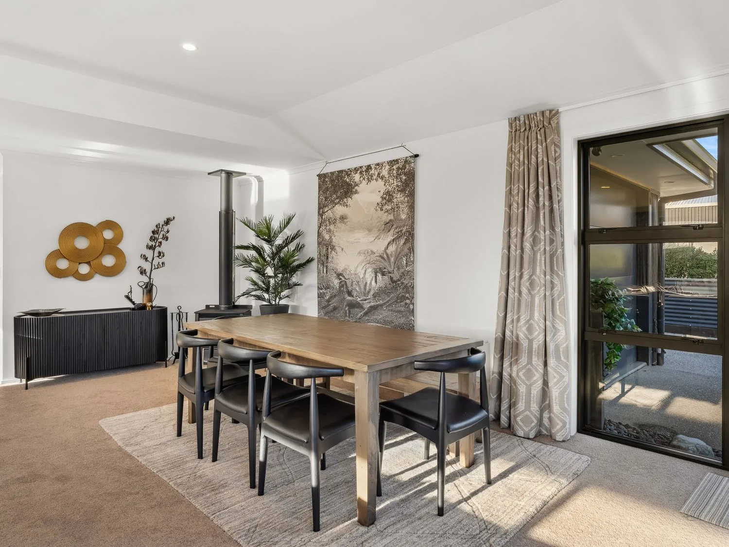 A dining room with a table and chairs at Mako Haven - Mountain Outlook in Wanaka