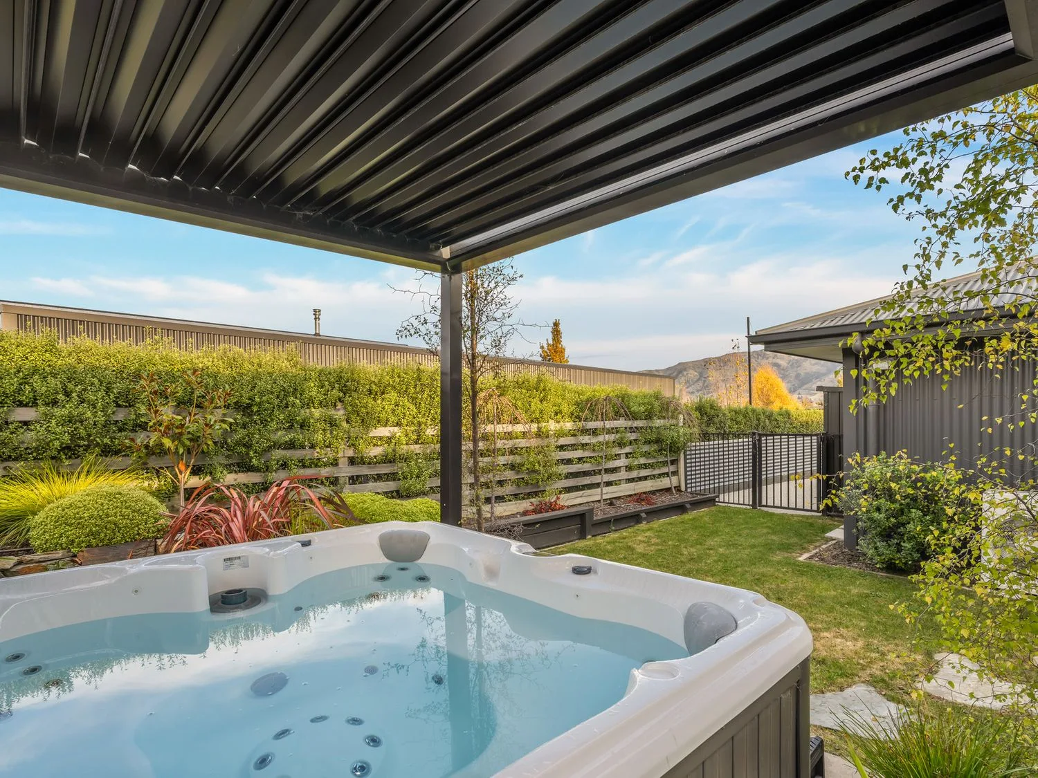 Una bañera de hidromasaje en un jardín en Mako Haven - Mountain Outlook, en Wanaka