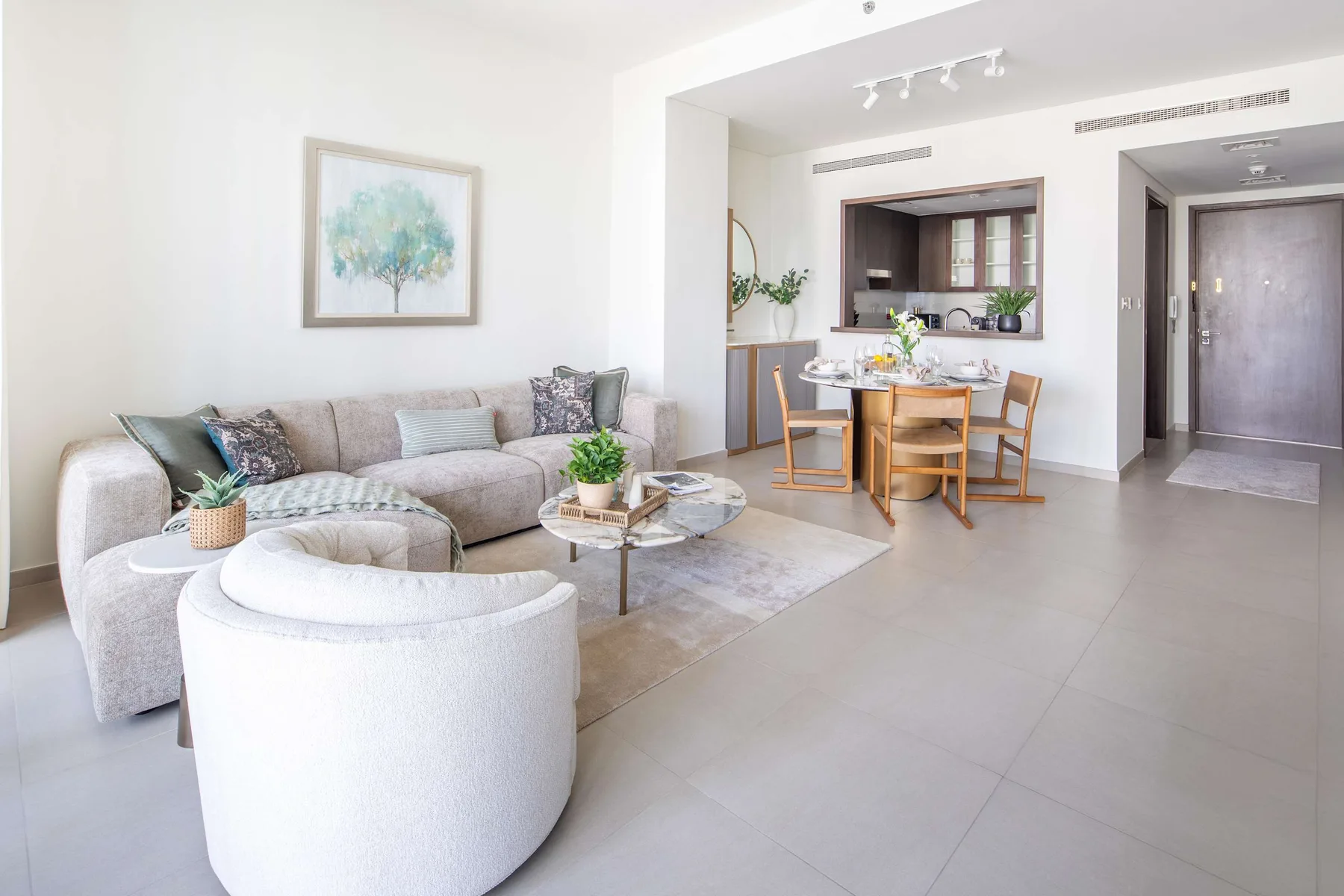 Una luminosa sala de estar y comedor con zona de asientos y mesa.