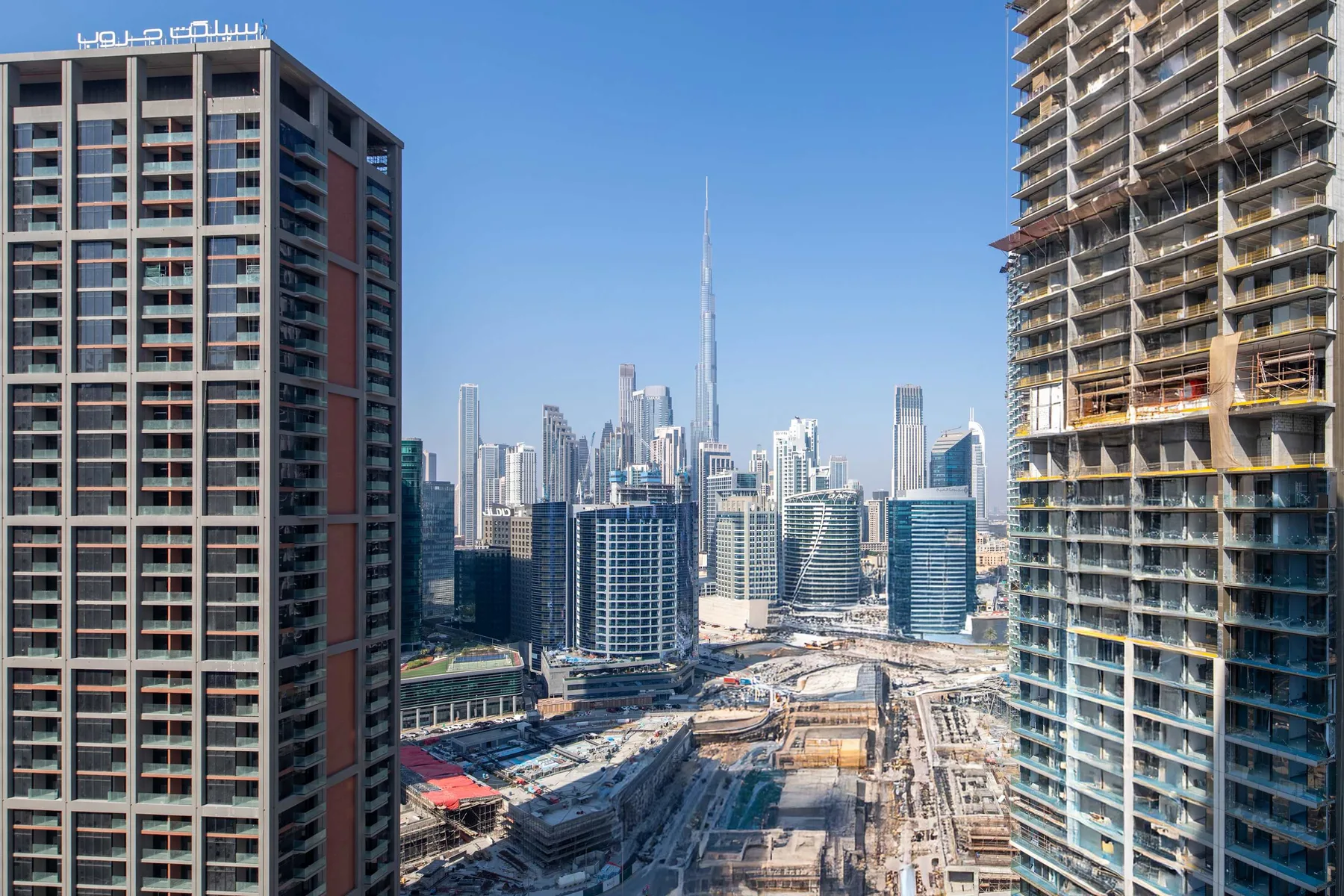 Panorámica urbana con edificios altos y una zona de construcción en primer plano.