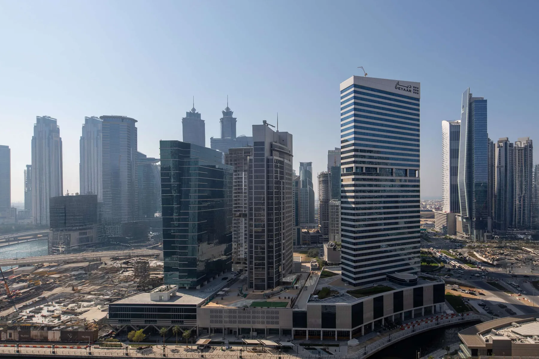 Horizonte urbano con edificios altos modernos bajo un cielo despejado.