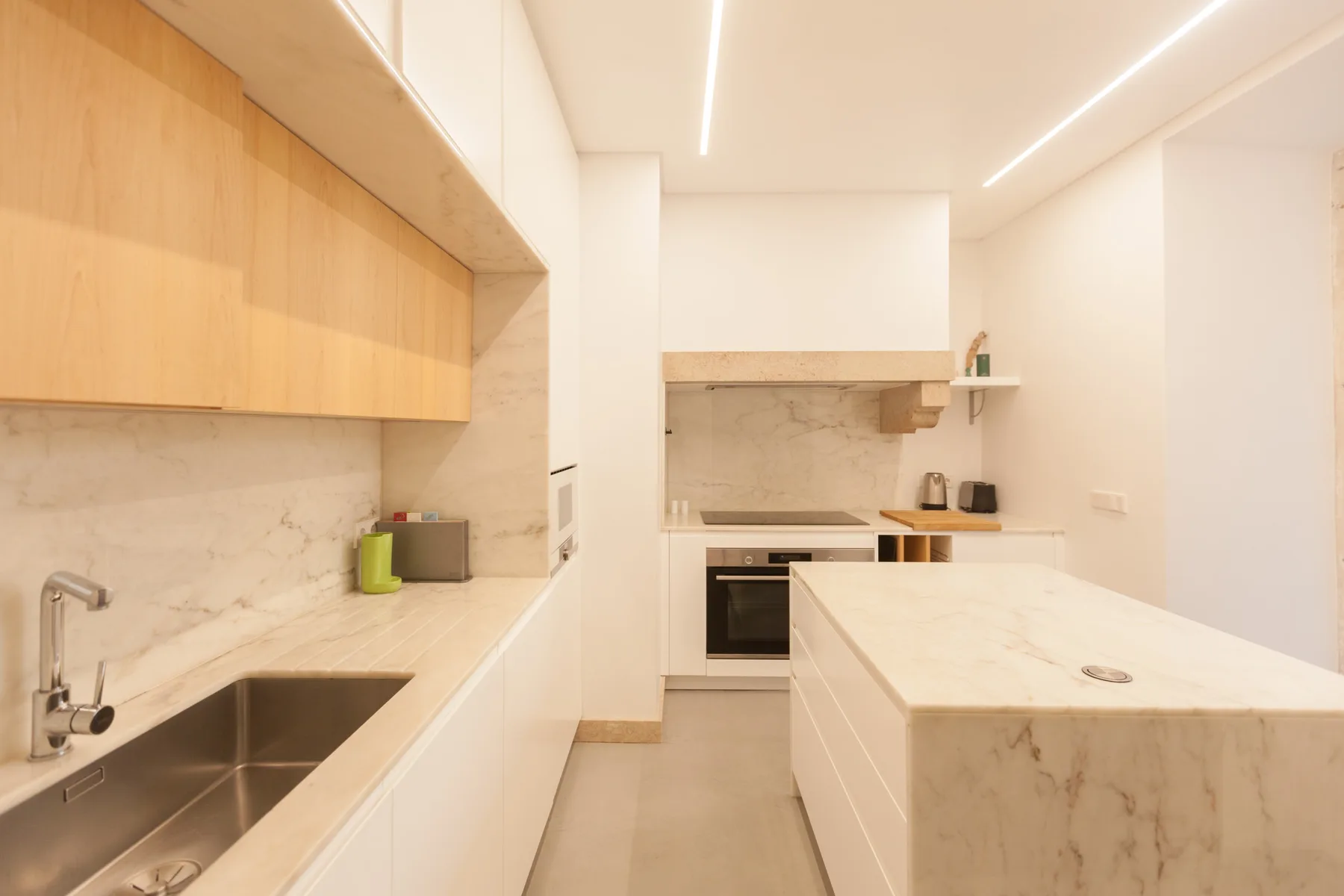 Una cocina moderna con fregadero e isla central.