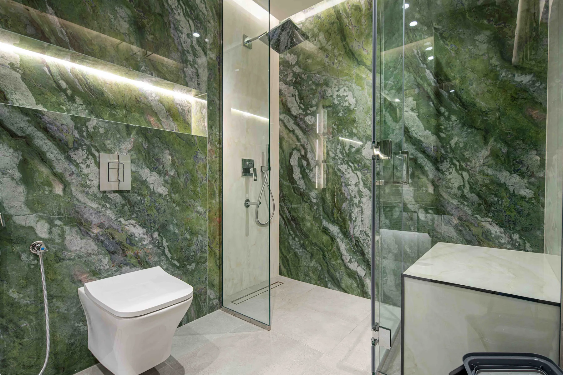 Un baño moderno con ducha de vidrio e inodoro.