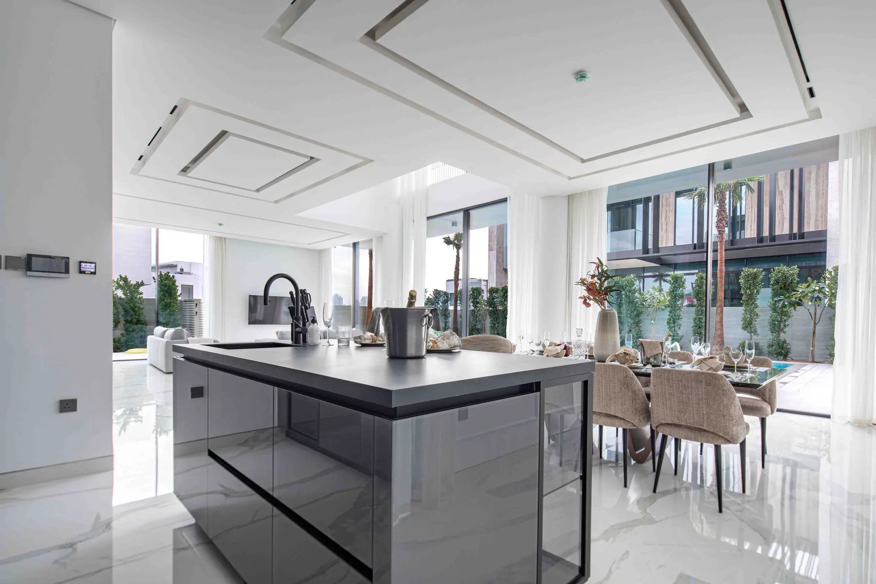 Una luminosa cocina y comedor de concepto abierto con una gran isla central.