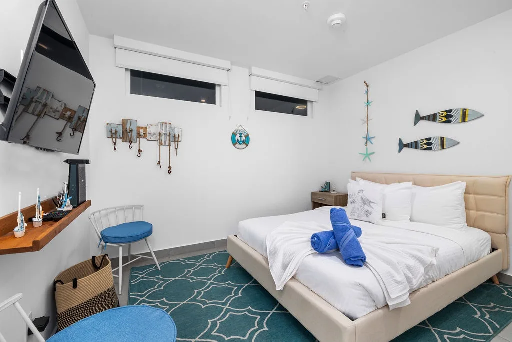 Slip into crisp linens and let the coastal decor transport you to beachside bliss. Your nautical retreat features plush bedding, a handy workspace, and charming touches that bring the ocean to your doorstep.