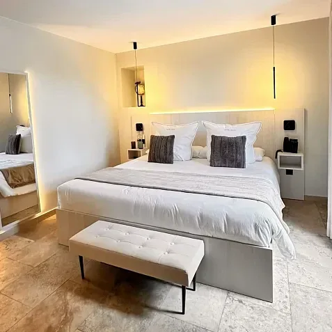 Habitación doble con cama matrimonial y espejo