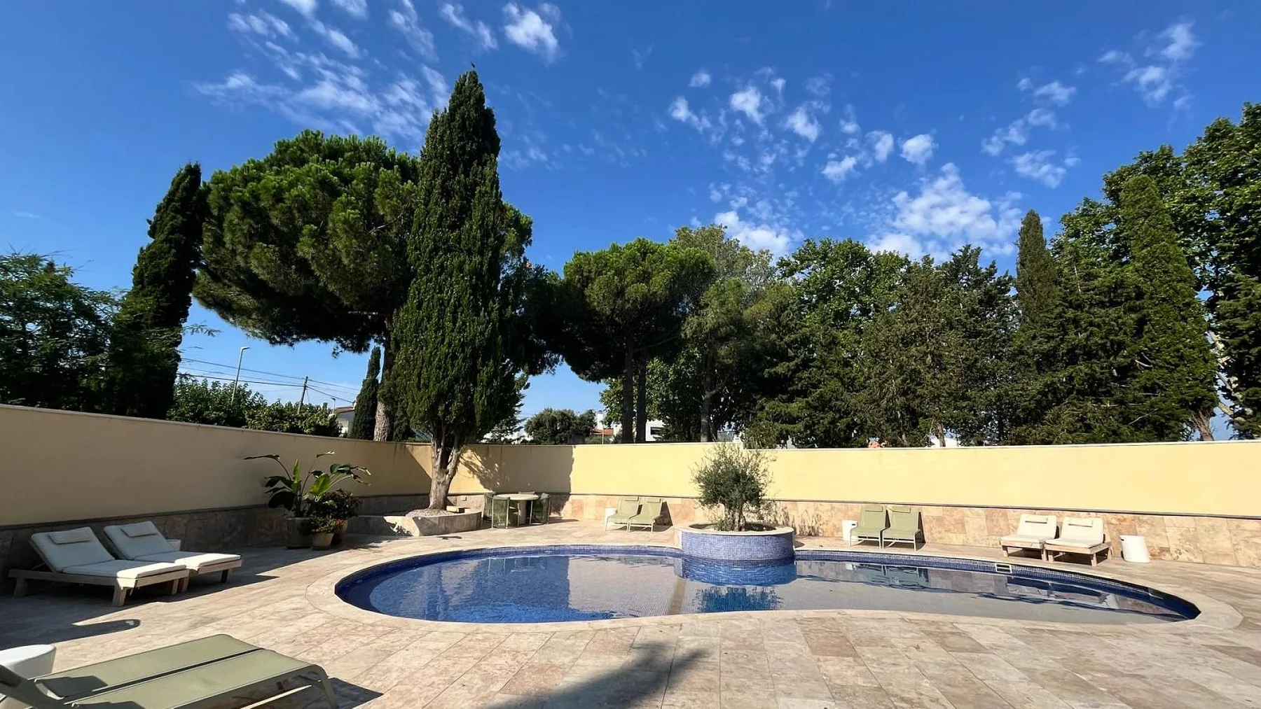 Este verano, refréscate en nuestra piscina al aire libre