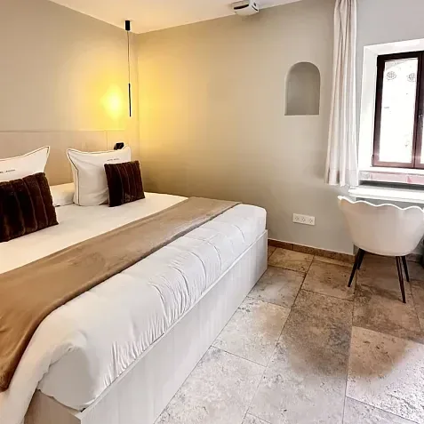 Habitación doble con cama matrimonial y ventana