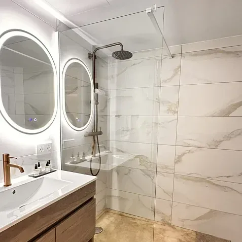Ducha y espejo de habitación doble