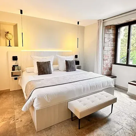 Habitación doble con cama matrimonial y ventana con vistas