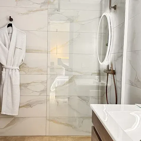 Ducha y albornoces de habitación doble