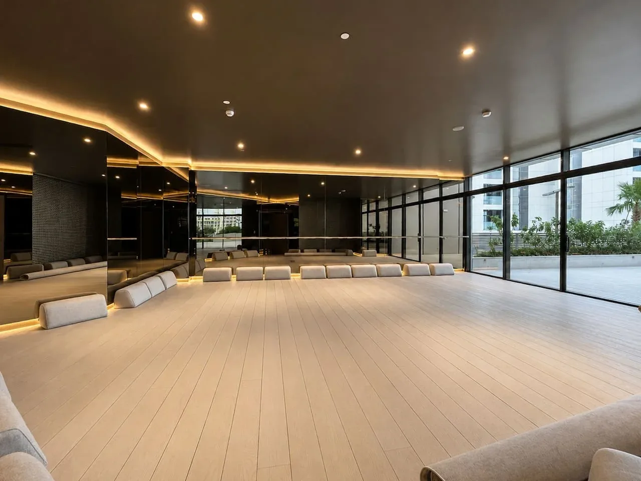 Una sala amplia con filas de asientos y ventanales de piso a techo.