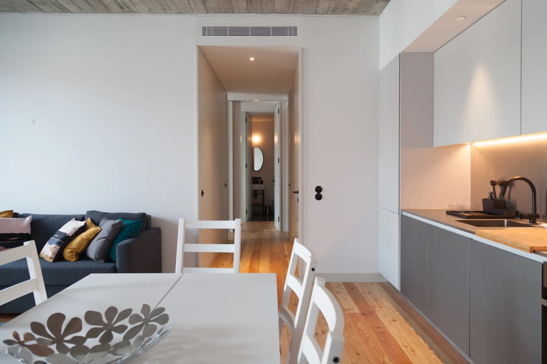 Un comedor se abre a una sala de estar y una cocina compacta.