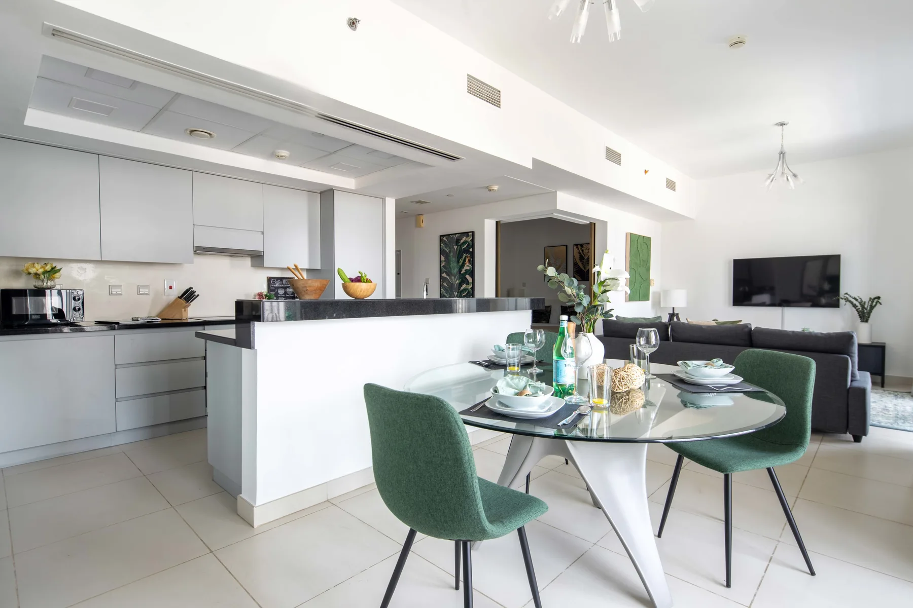 Una cocina y comedor de concepto abierto con una barra y una mesa puesta.