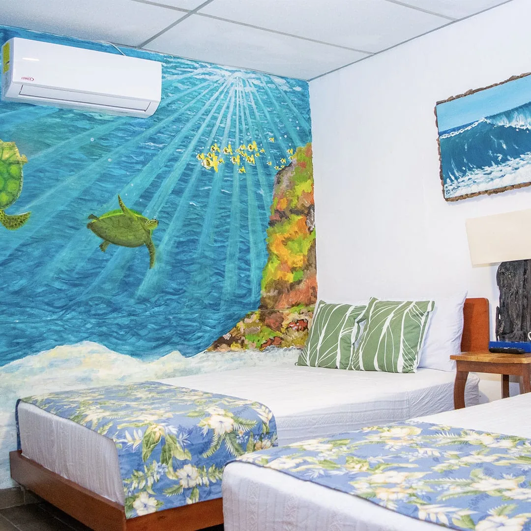 Arte mural de arrecifes de coral y tortugas marinas.