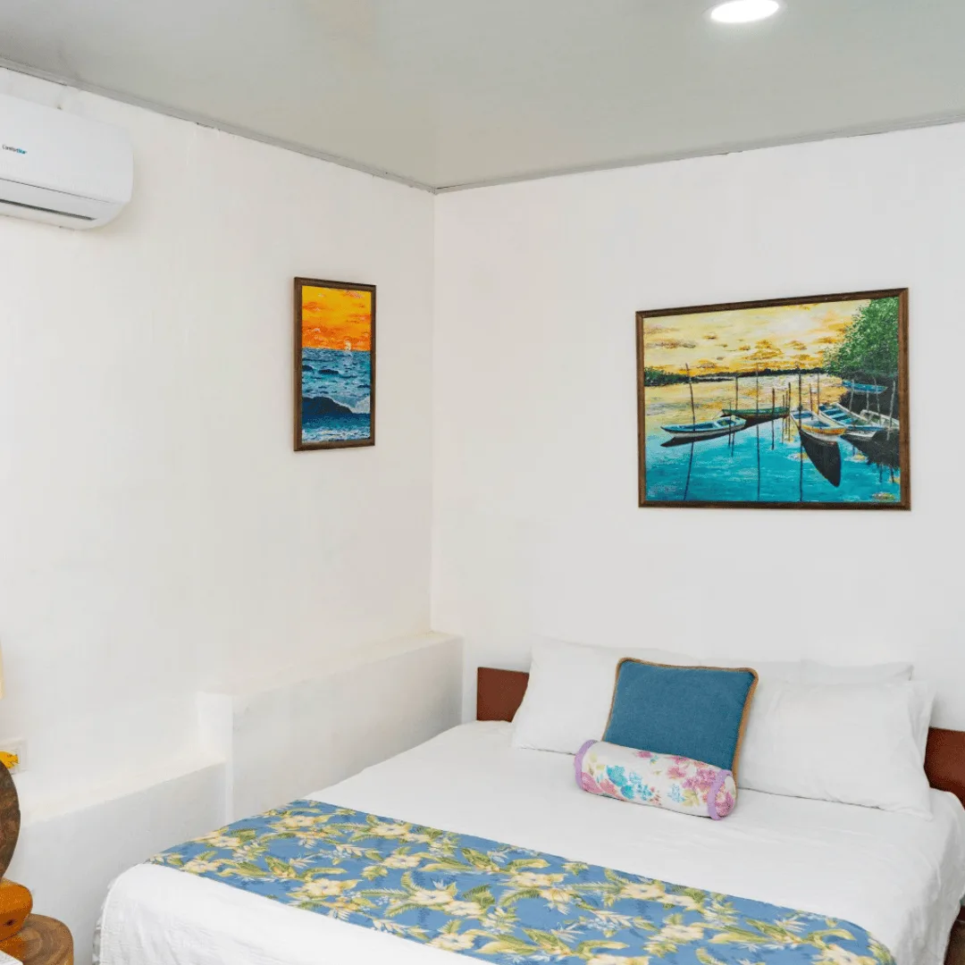 Dormitorio con vista hacia la playa.