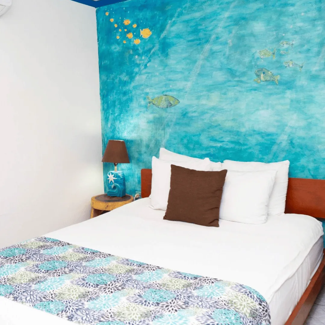 Habitación con un mural de peces de temática oceánica.