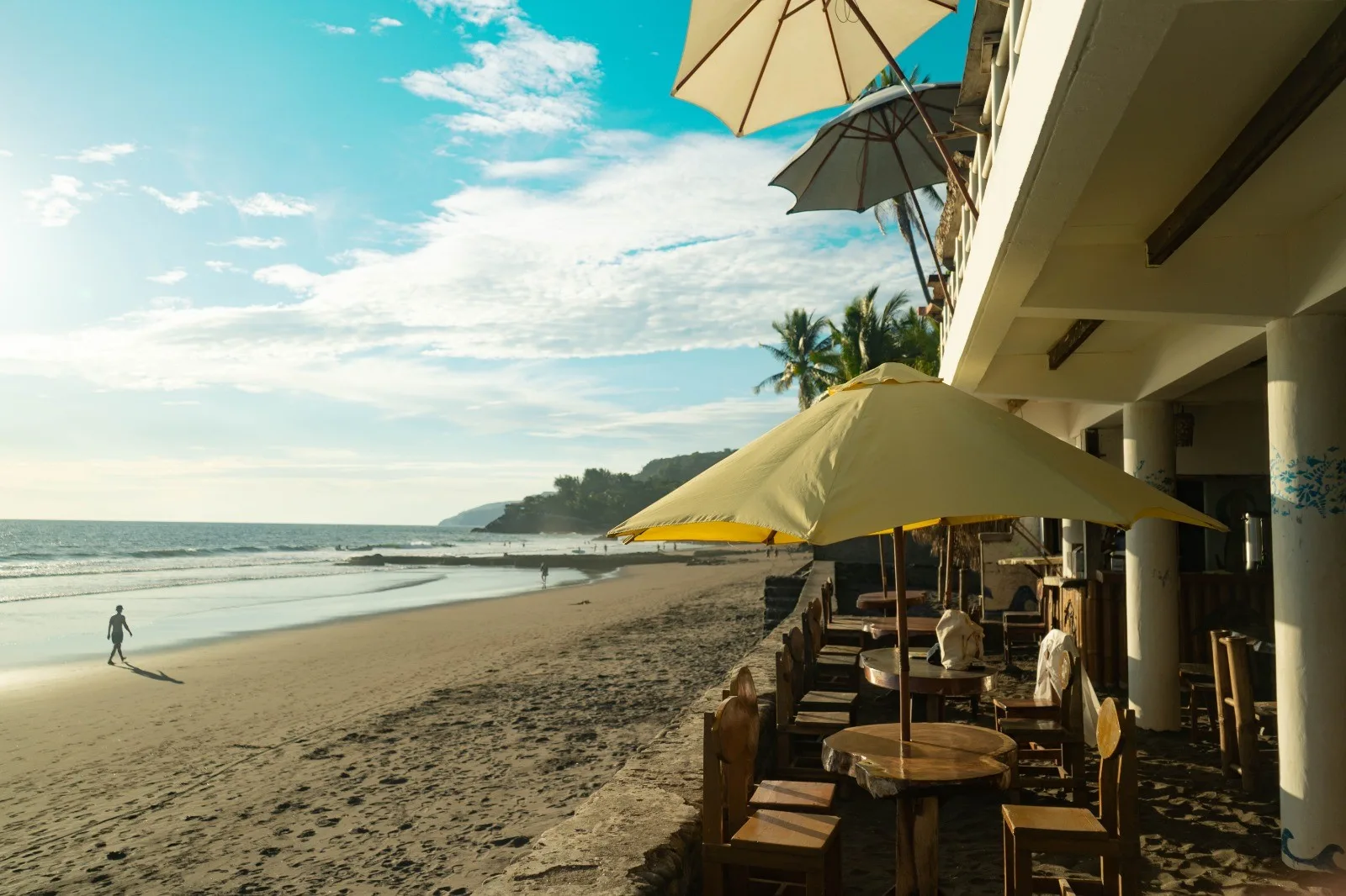 Restaurante del hotel Olas Permanentes El Zonte.