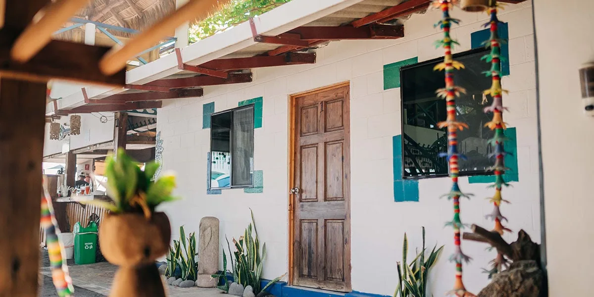Cabaña de surf con decoración colorida.