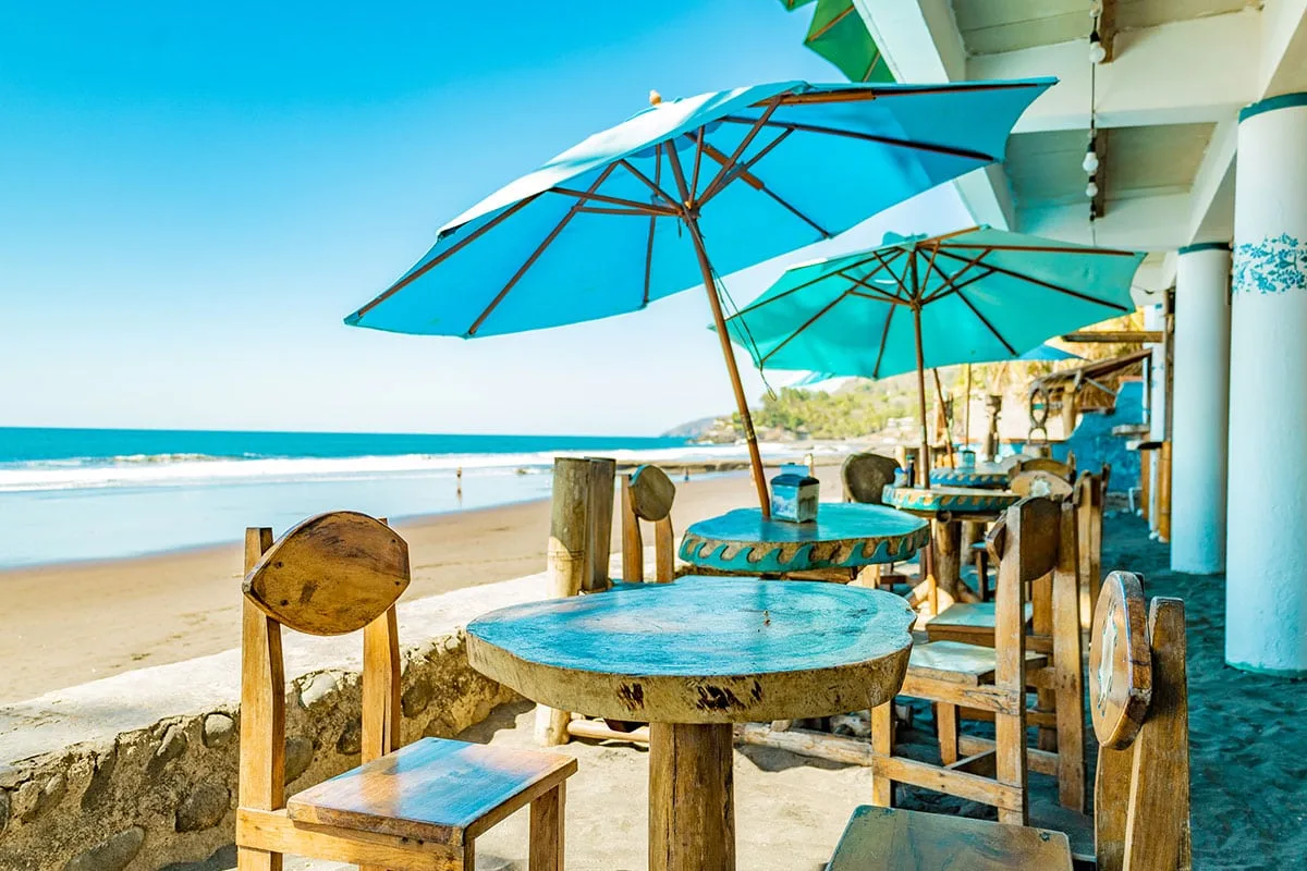 Terraza frente a la playa.