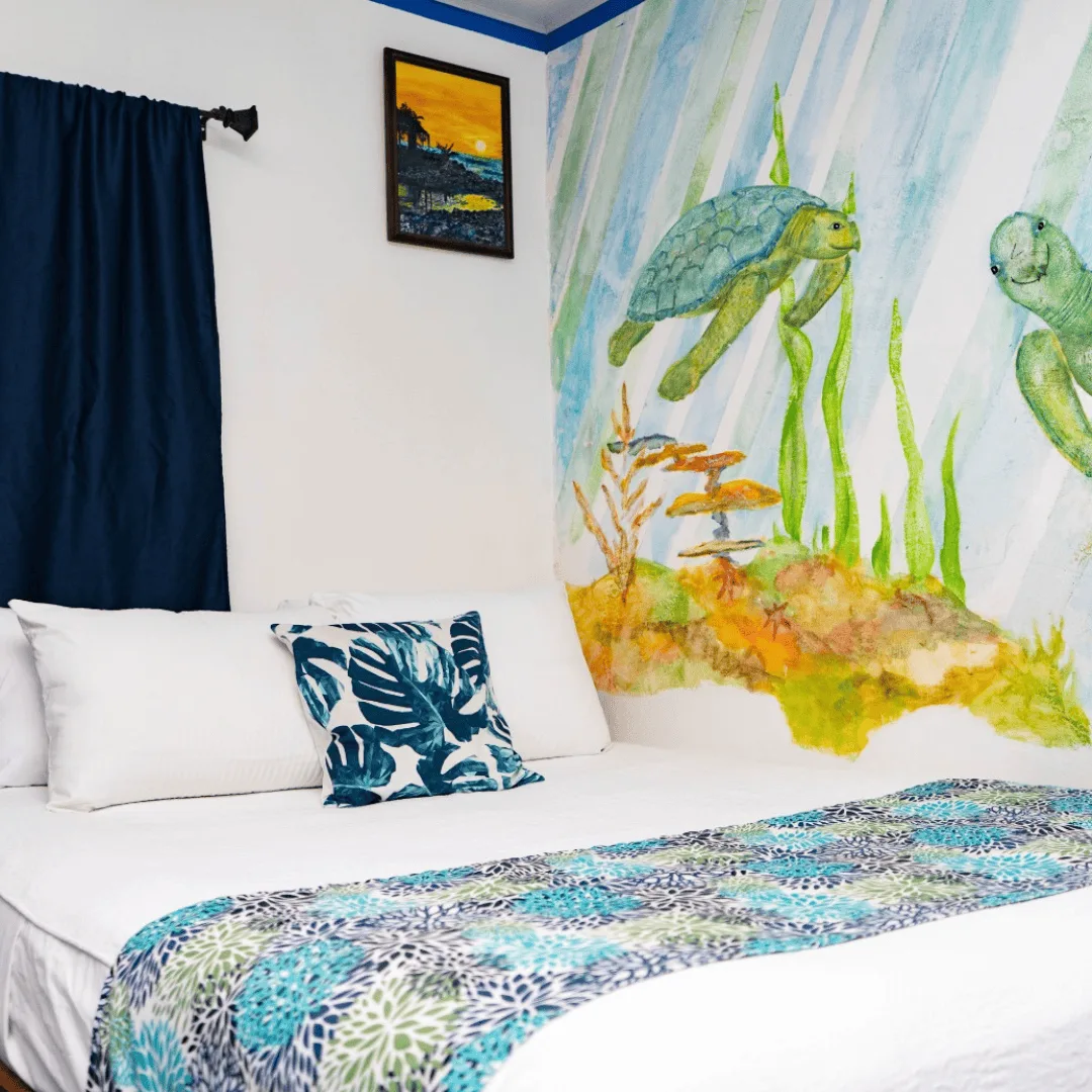 Habitación con un mural de tortugas marinas.