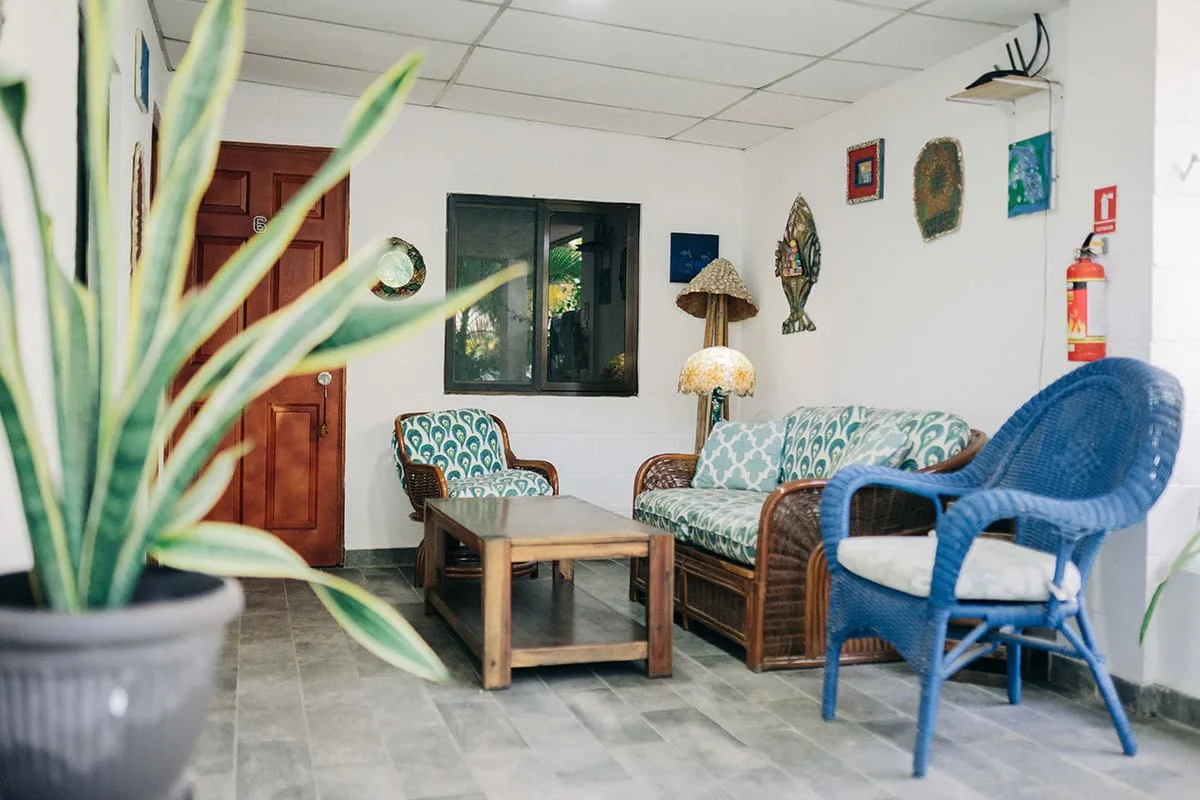 Sala de estar con muebles de mimbre y arte decorativo.