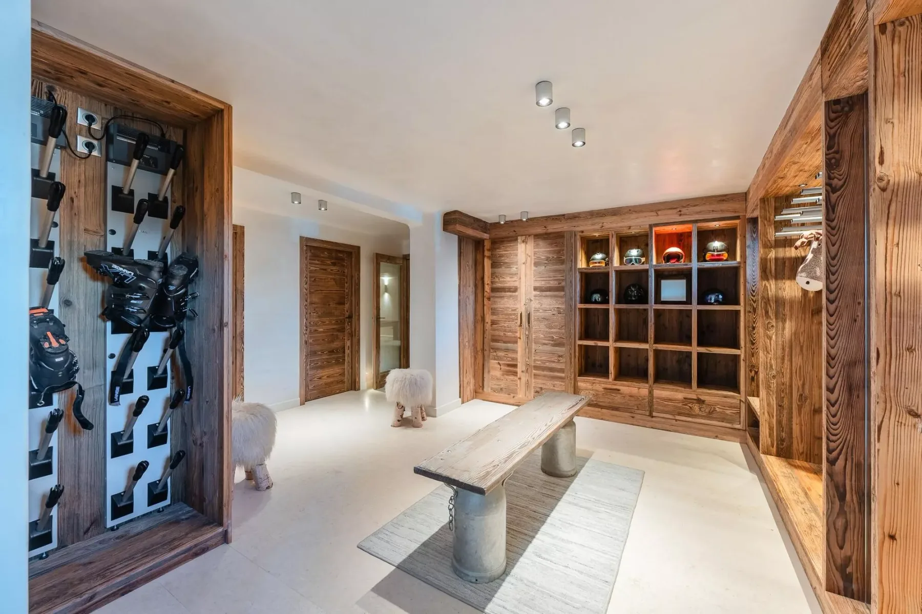 Una sala de ejercicio y almacenamiento con equipos de entrenamiento y estanterías de madera.