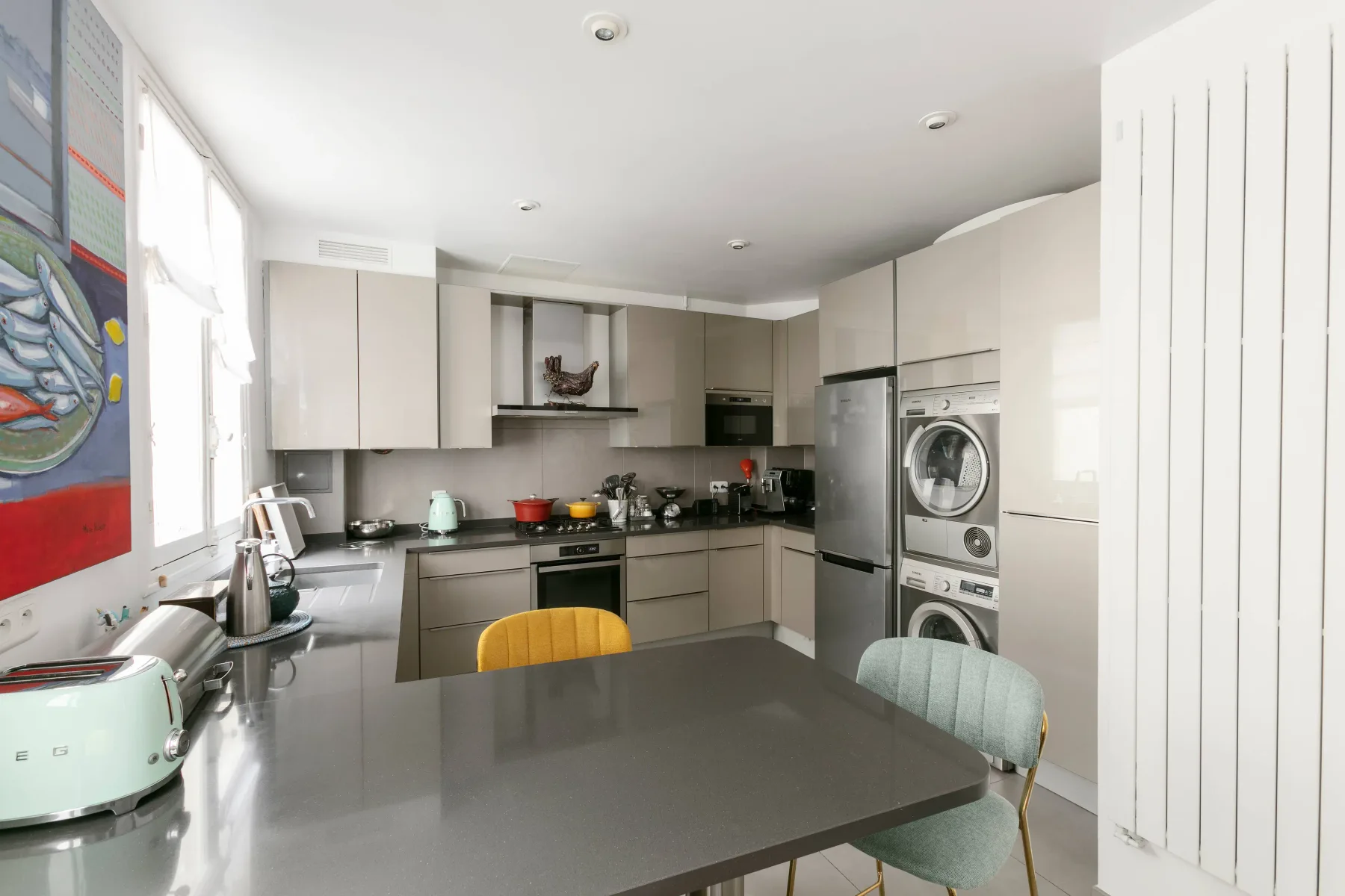 Una cocina moderna con encimeras y una mesa de comedor.