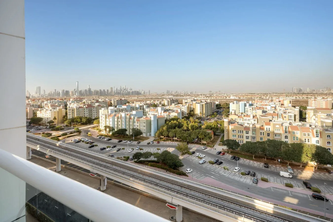 Panorámica urbana desde un balcón, con calles y edificios a la vista.