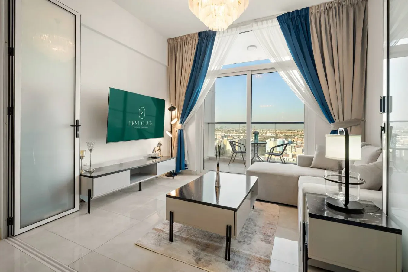 Una sala luminosa con asientos y grandes ventanales con vistas a la ciudad.