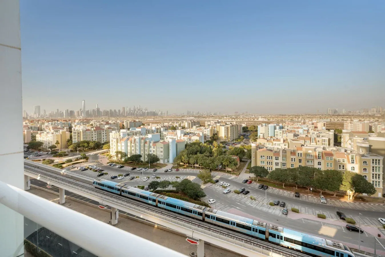 Se ven el horizonte urbano y edificios residenciales sobre un tren en marcha.