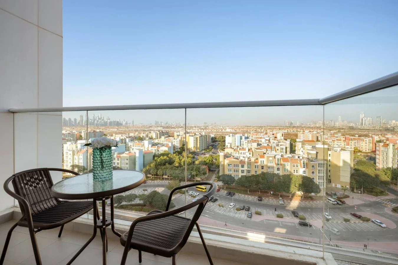 Una zona de estar en el balcón ofrece vistas de una amplia ciudad.
