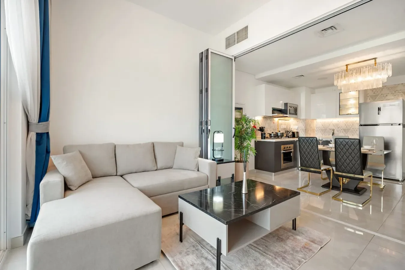 Sala y comedor de planta abierta con una zona de asientos junto a la cocina.