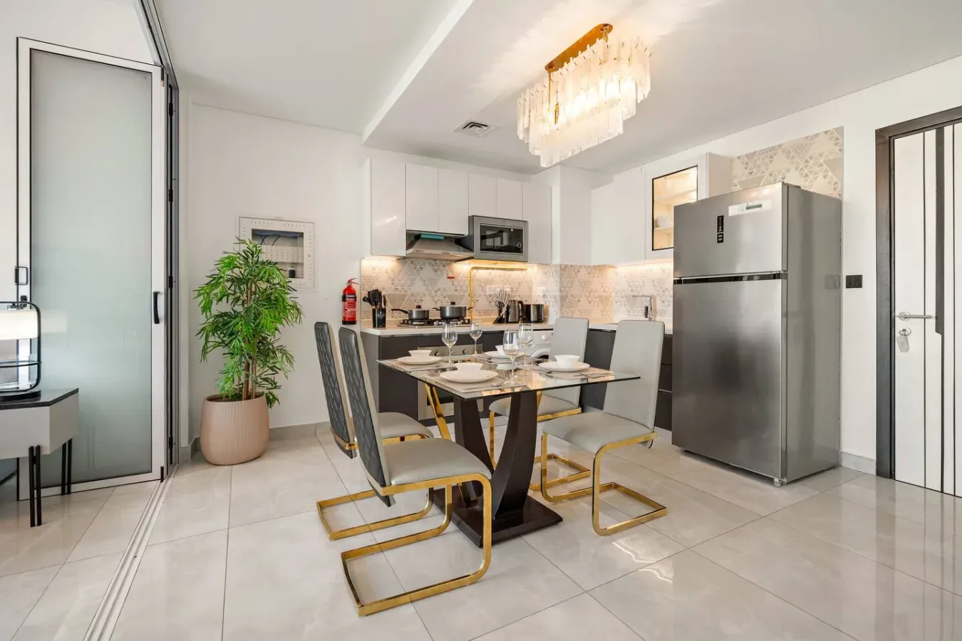Comedor con mesa y sillas junto a una cocina abierta.