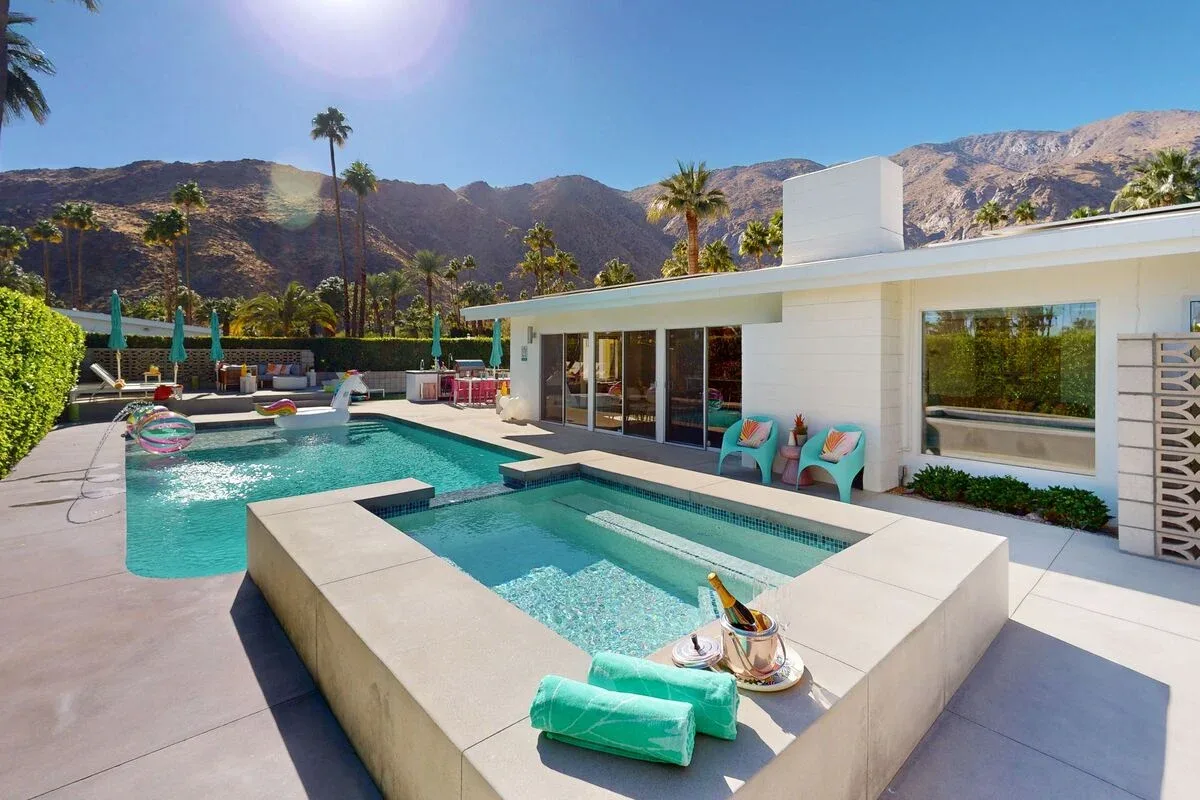 Mid-Century Alexander Stunner in Vista Las Palmas - 3800