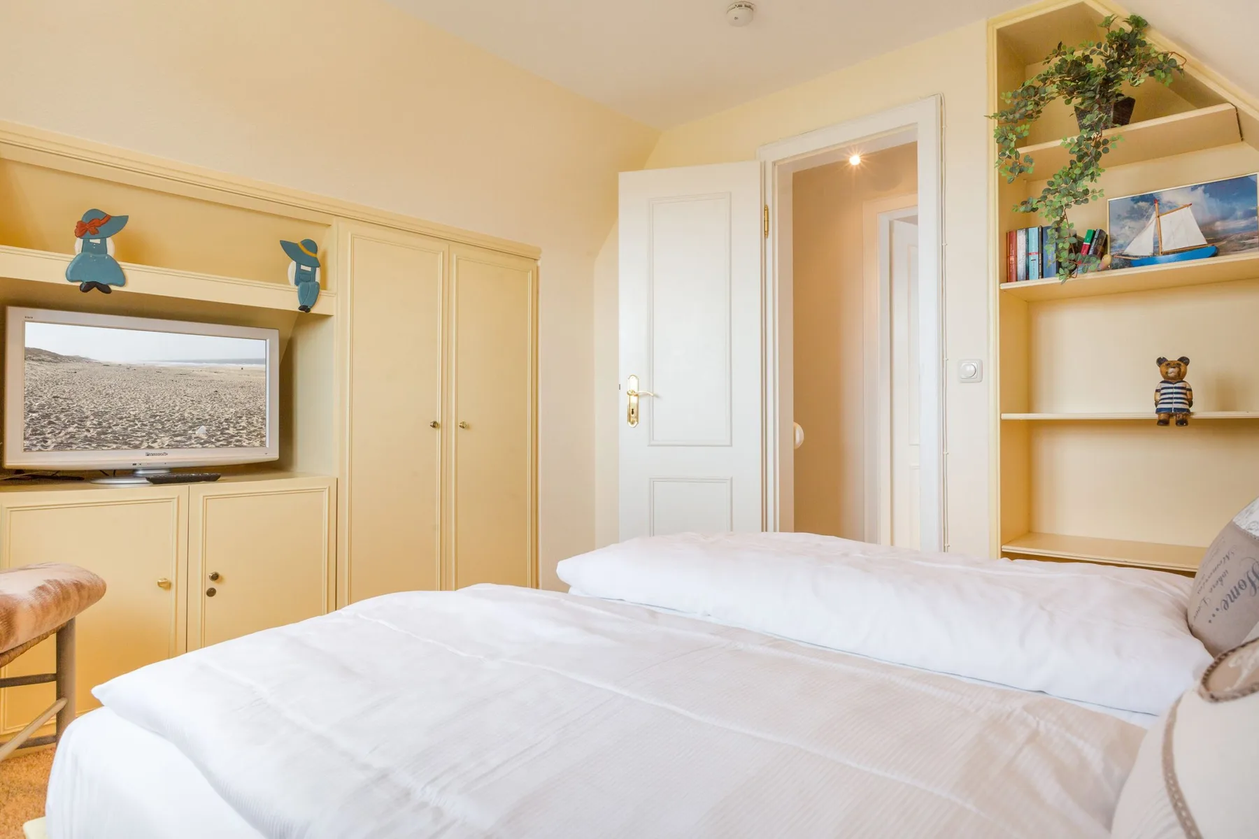 Unmittelbar am Strand gelegenes, sehr großzügiges 3-Raum-Appartement im OG&DG.