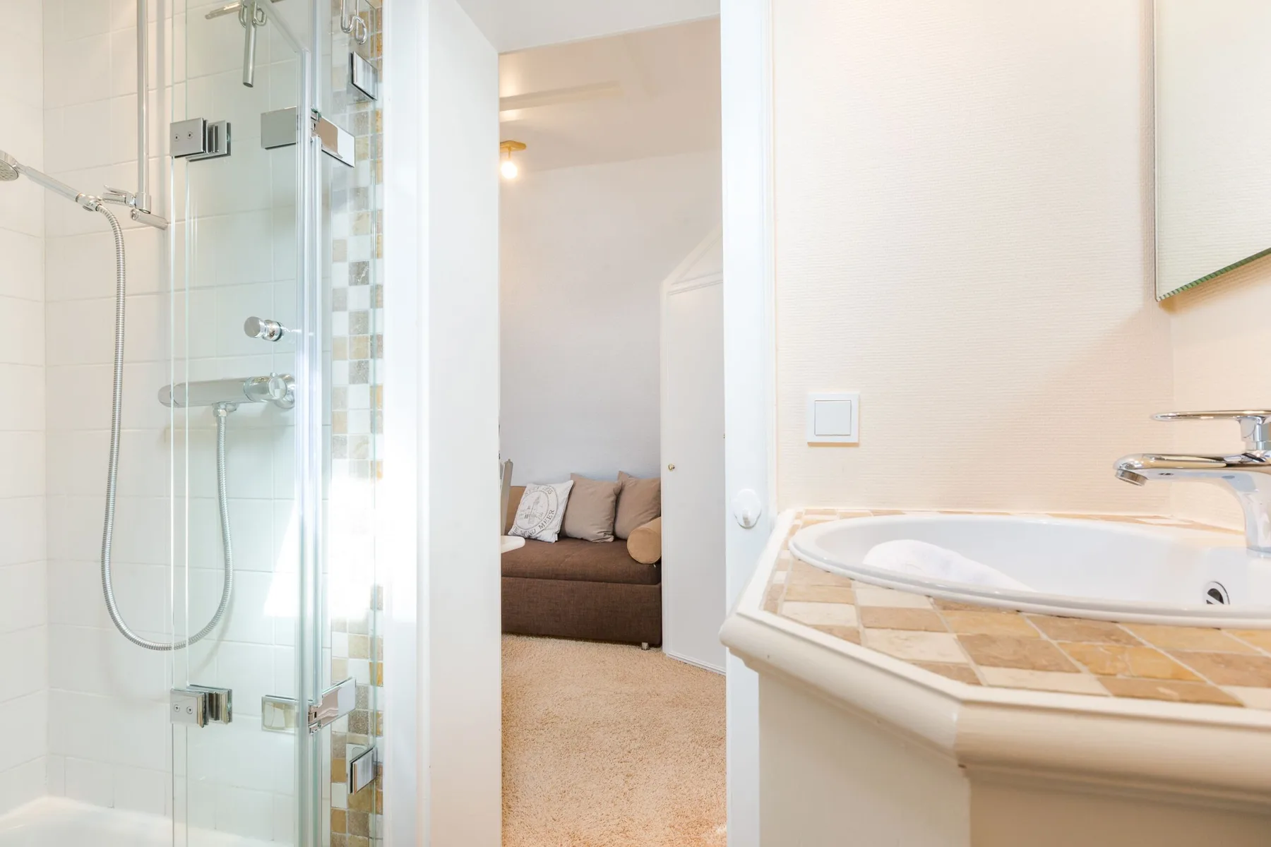 Unmittelbar am Strand gelegenes, sehr großzügiges 3-Raum-Appartement im OG&DG.