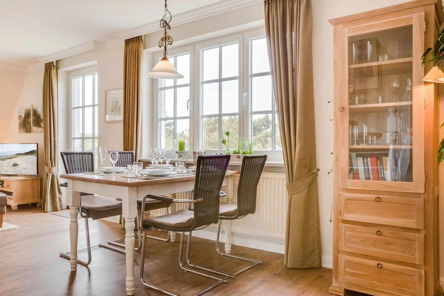 Unmittelbar am Strand gelegenes, sehr großzügiges 3-Raum-Appartement im OG&DG.