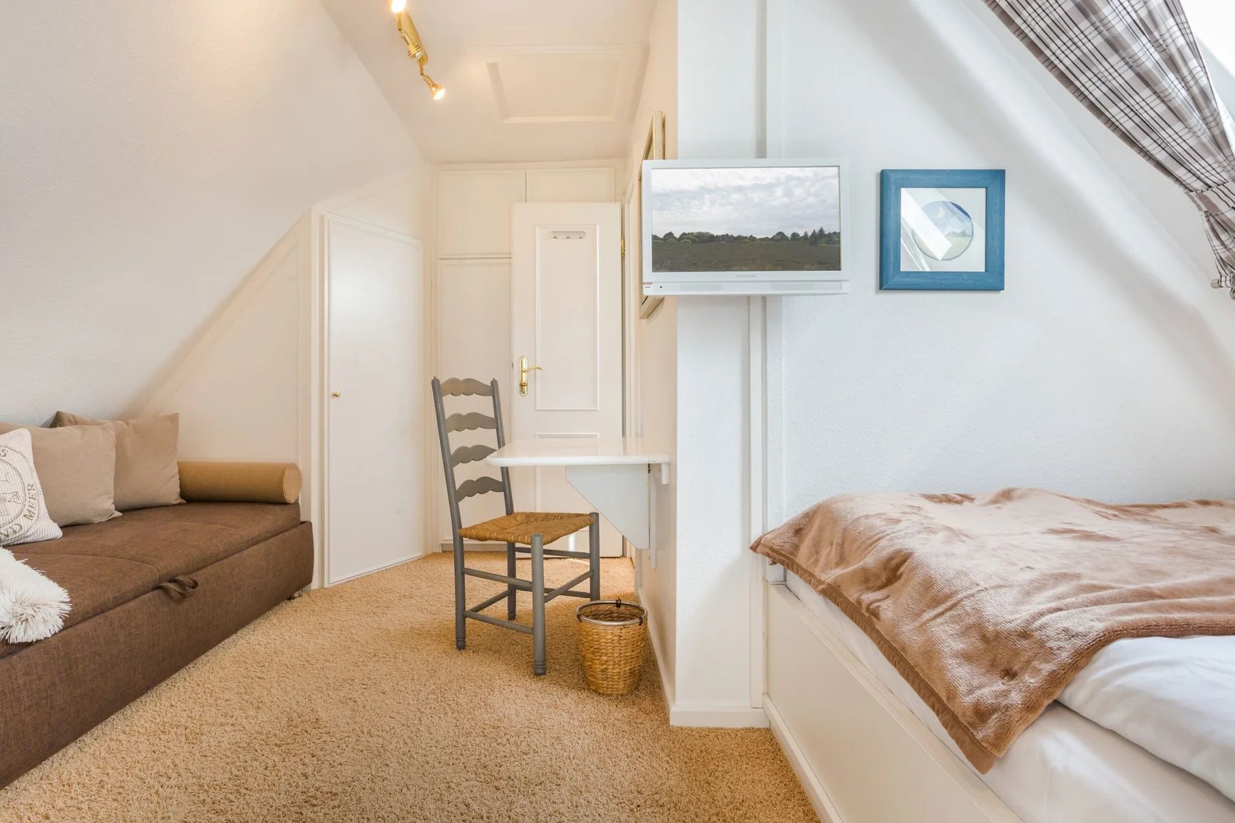 Unmittelbar am Strand gelegenes, sehr großzügiges 3-Raum-Appartement im OG&DG.