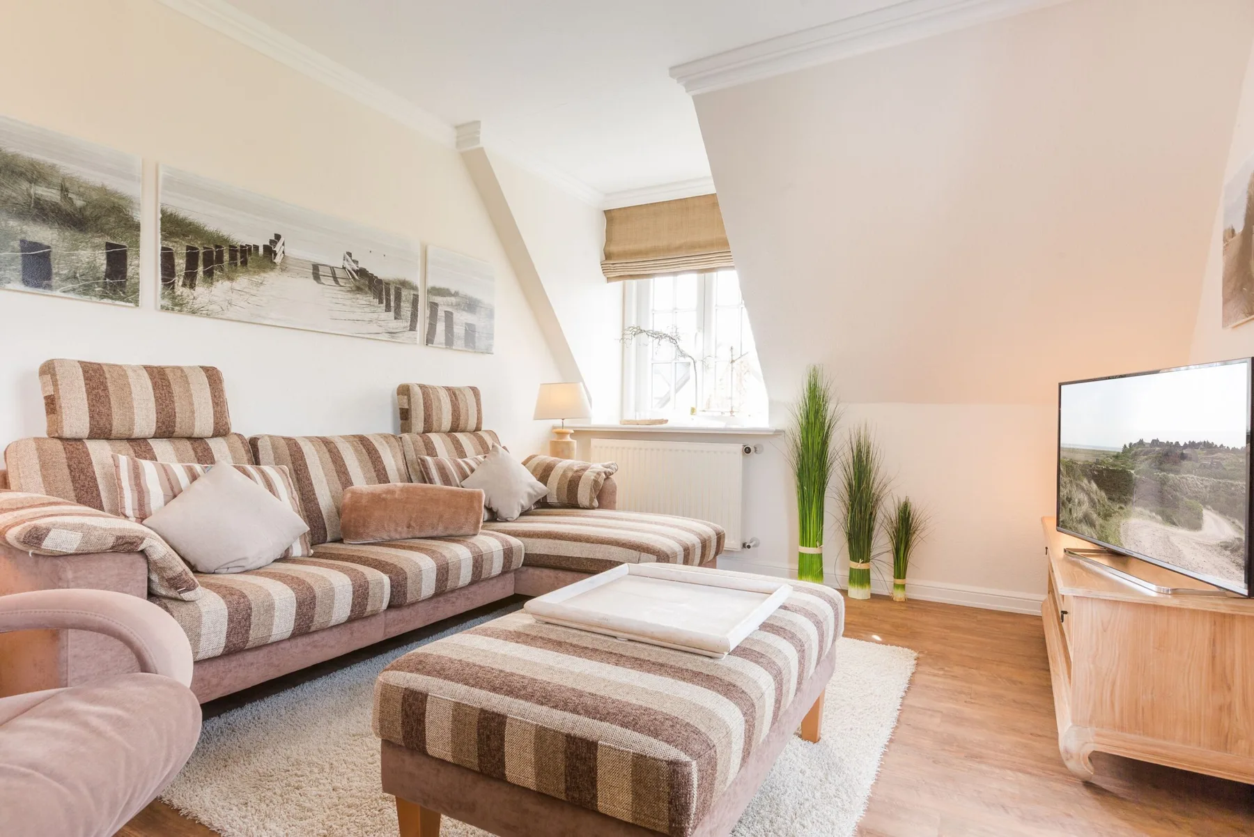 Unmittelbar am Strand gelegenes, sehr großzügiges 3-Raum-Appartement im OG&DG.