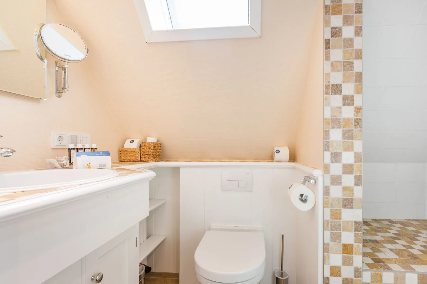 Unmittelbar am Strand gelegenes, sehr großzügiges 3-Raum-Appartement im OG&DG.