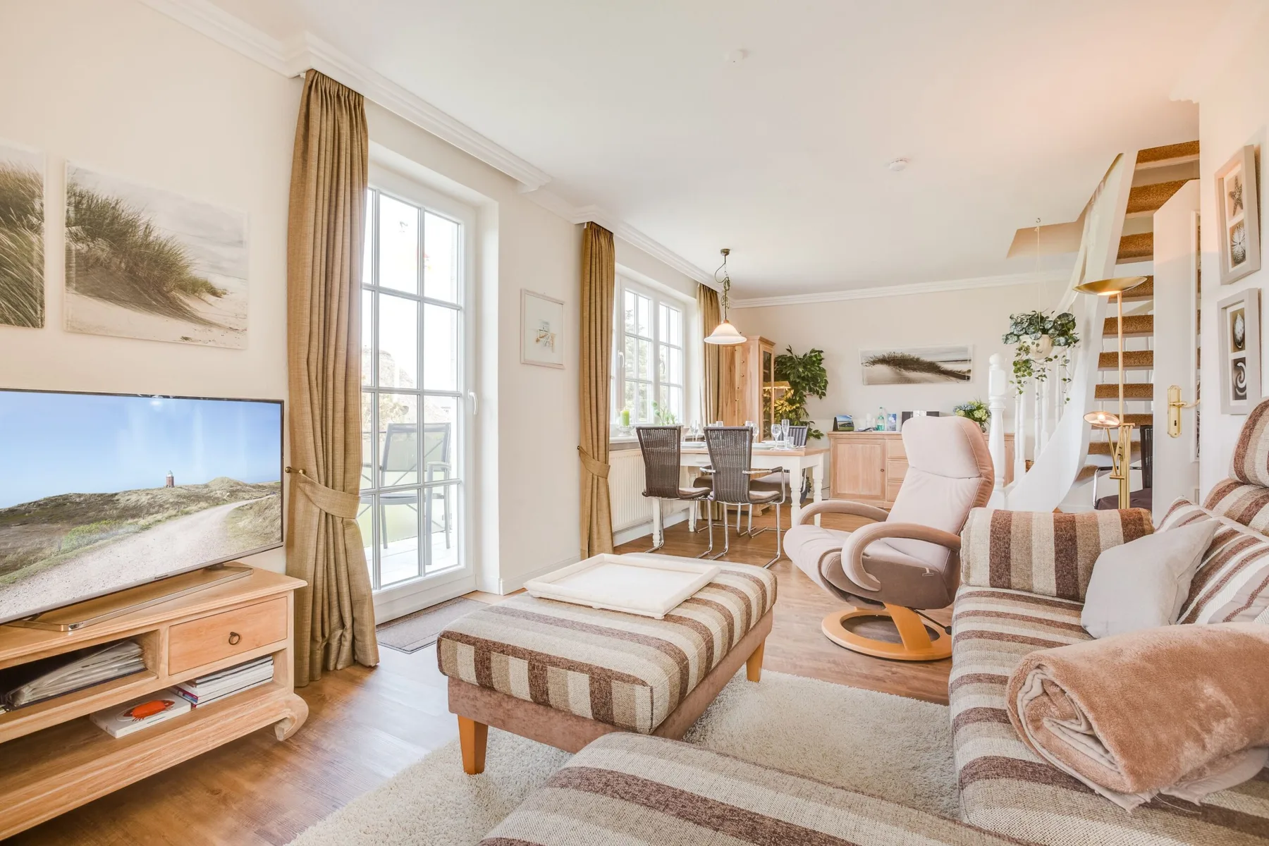 Unmittelbar am Strand gelegenes, sehr großzügiges 3-Raum-Appartement im OG&DG.