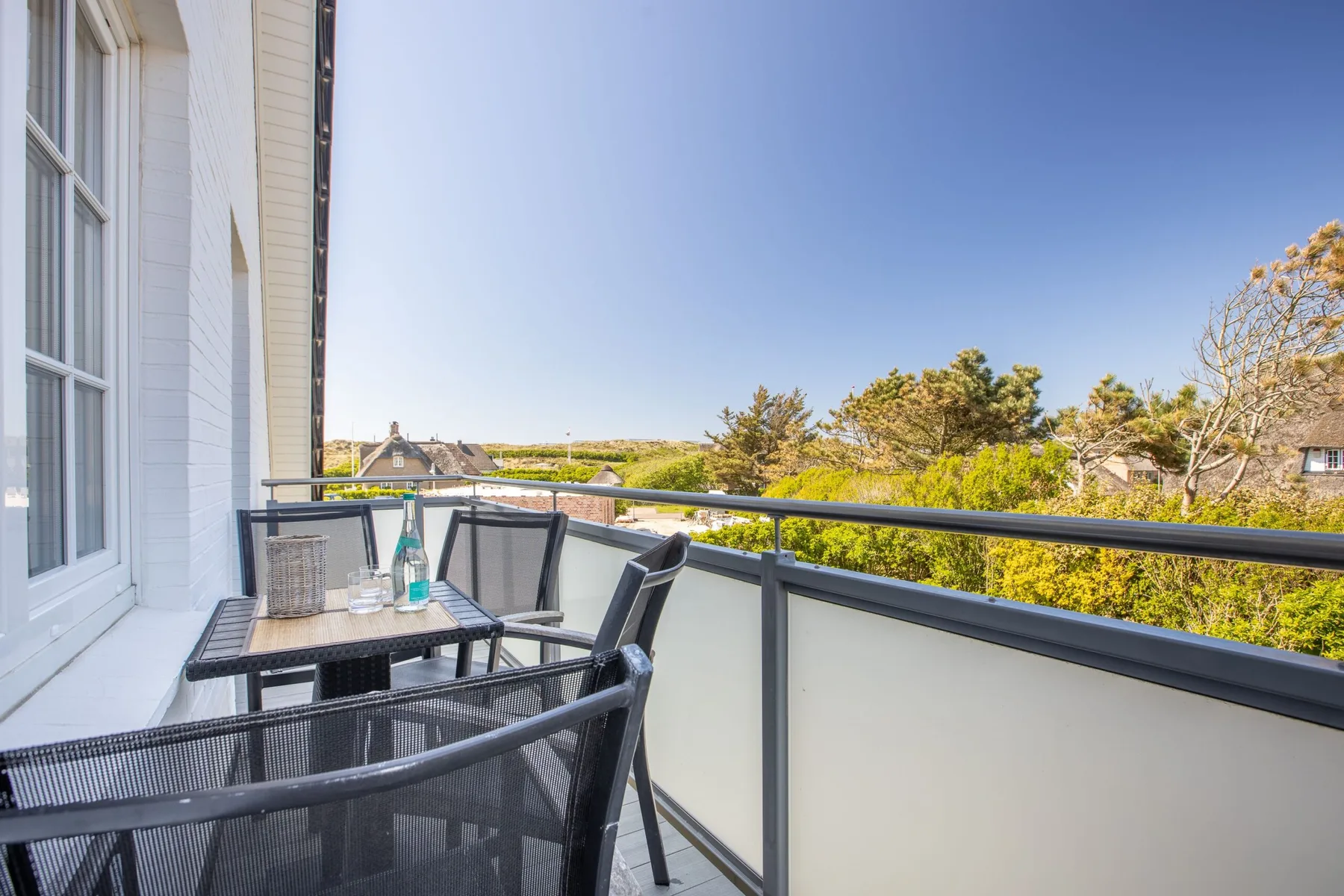 Unmittelbar am Strand gelegenes, sehr großzügiges 3-Raum-Appartement im OG&DG.