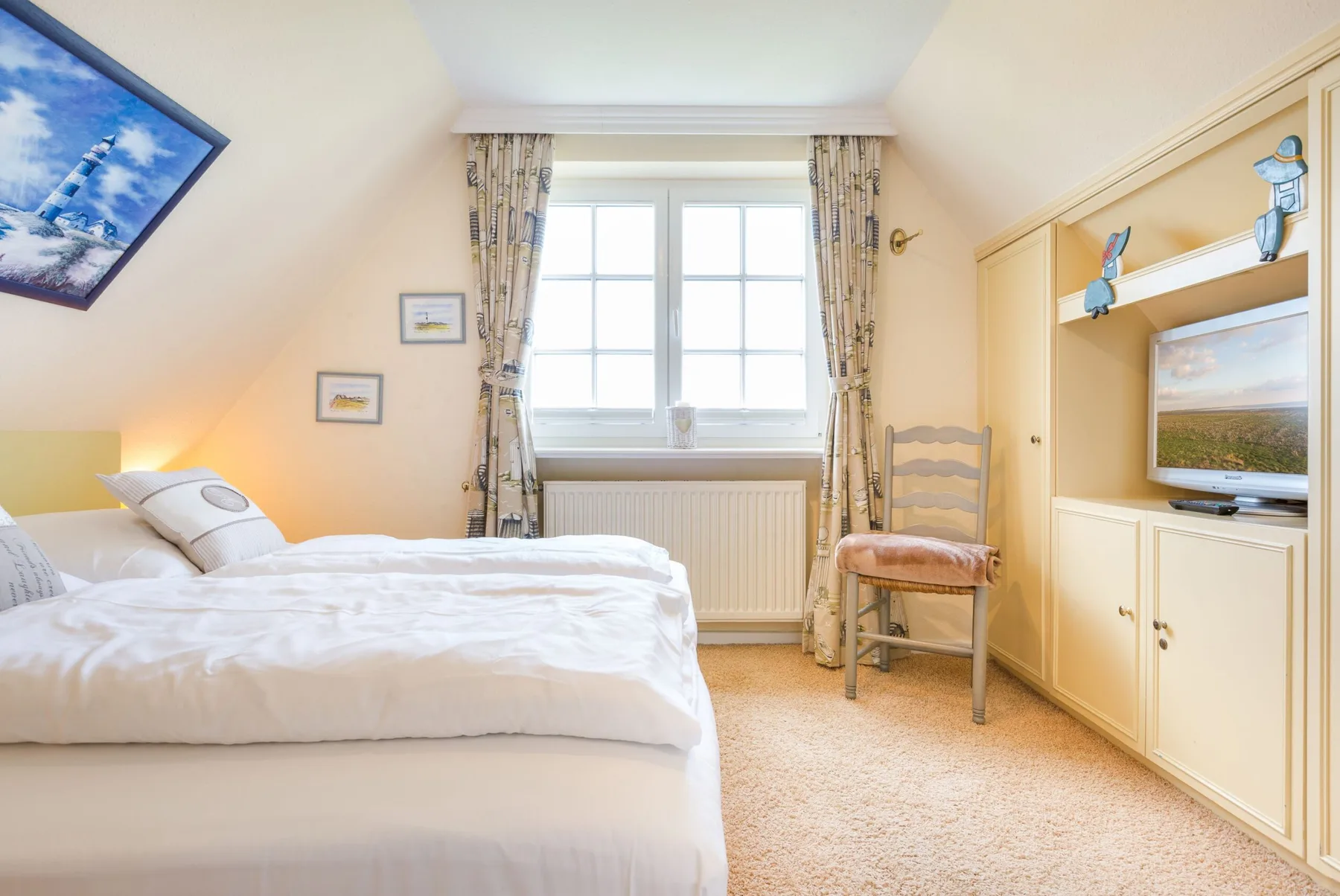 Unmittelbar am Strand gelegenes, sehr großzügiges 3-Raum-Appartement im OG&DG.